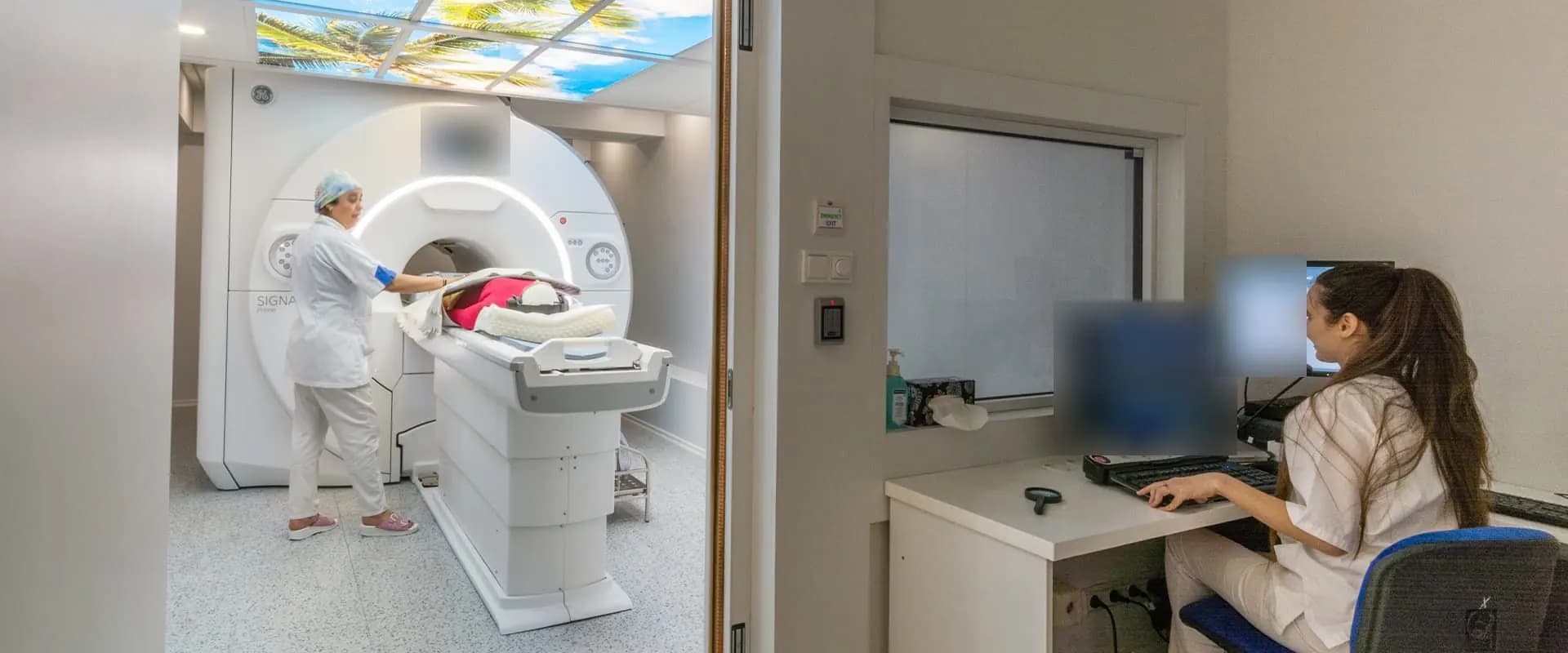 Salle IRM GE SIGNA Prime 1,5 T et poste de commande du Centre Anfa Radiologie, Casablanca