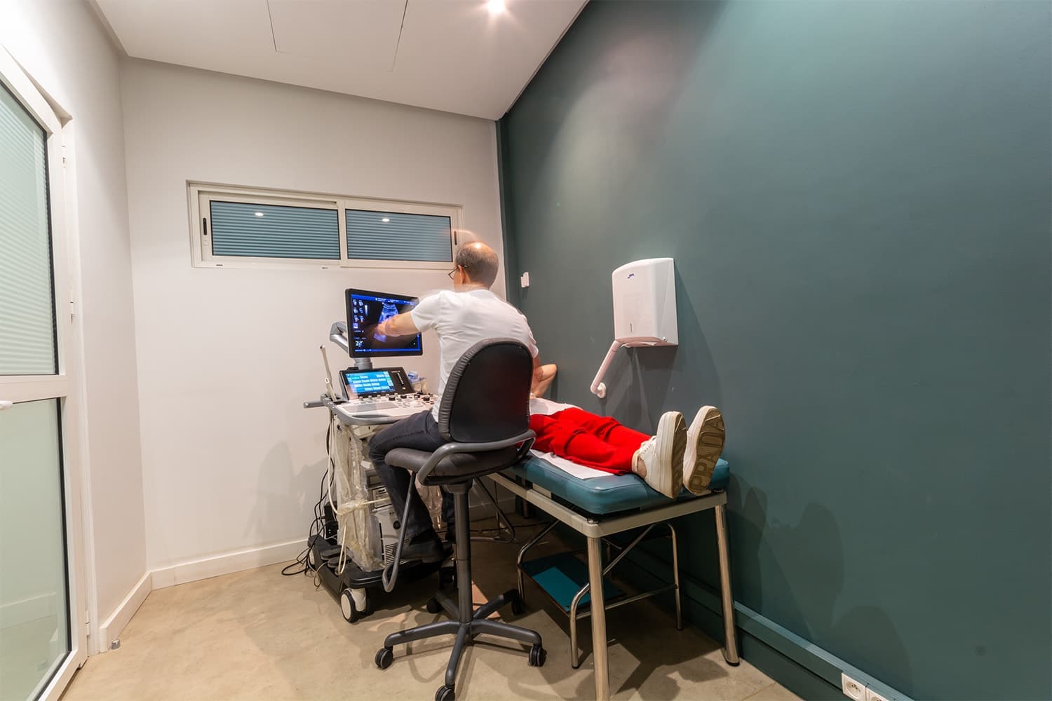 Échographie en cours dans une salle du Centre Anfa Radiologie, Casablanca