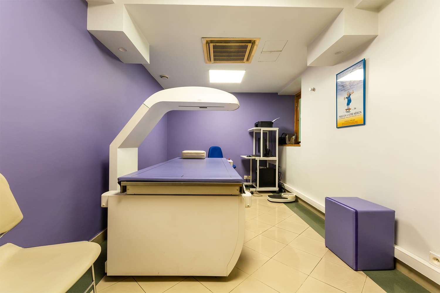 Salle d'ostéodensitométrie : ostéodensitomètre Hologic Discovery, Centre Anfa Radiologie, Casablanca