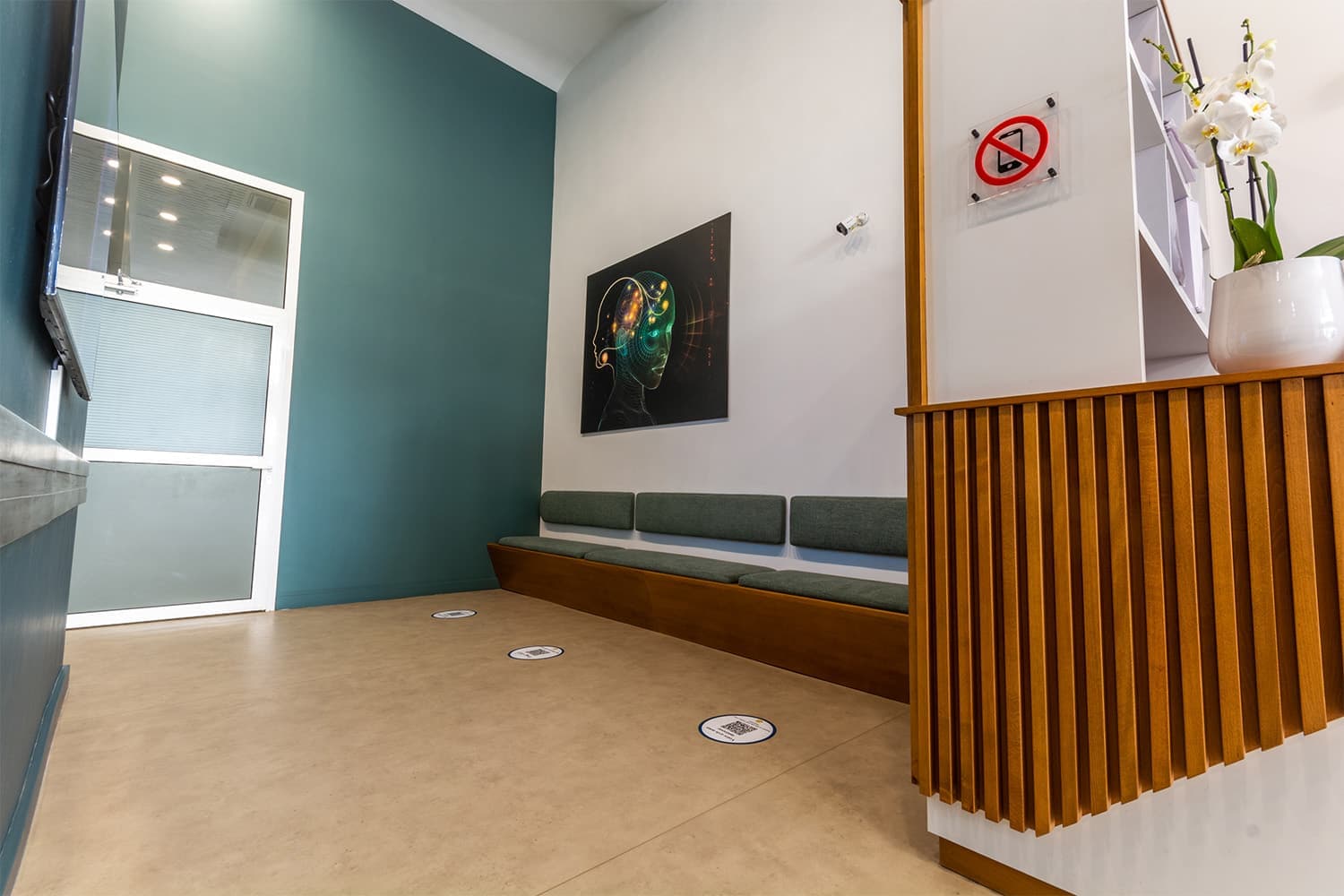 Salle d'attente du Centre Anfa Radiologie avec banquettes et décoration apaisante