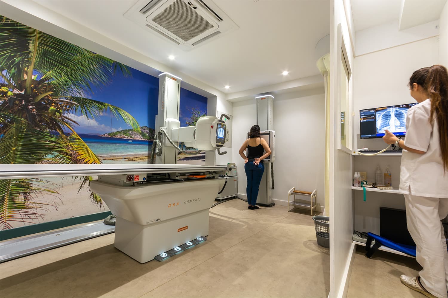 Salle de radiographie numérique, table de radiographie Carestream, au Centre Anfa Radiologie