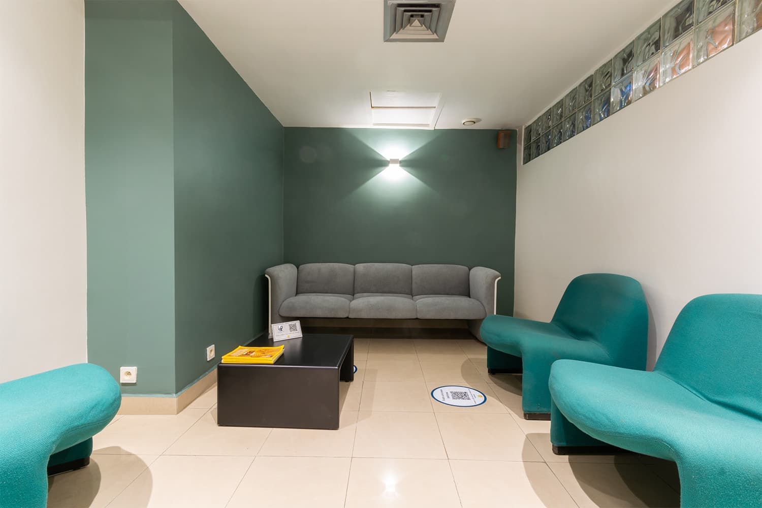 Coin d'attente confortable au Centre Anfa Radiologie Casablanca