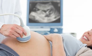 Échographie obstétricale chez une femme enceinte (photo d'illustration)