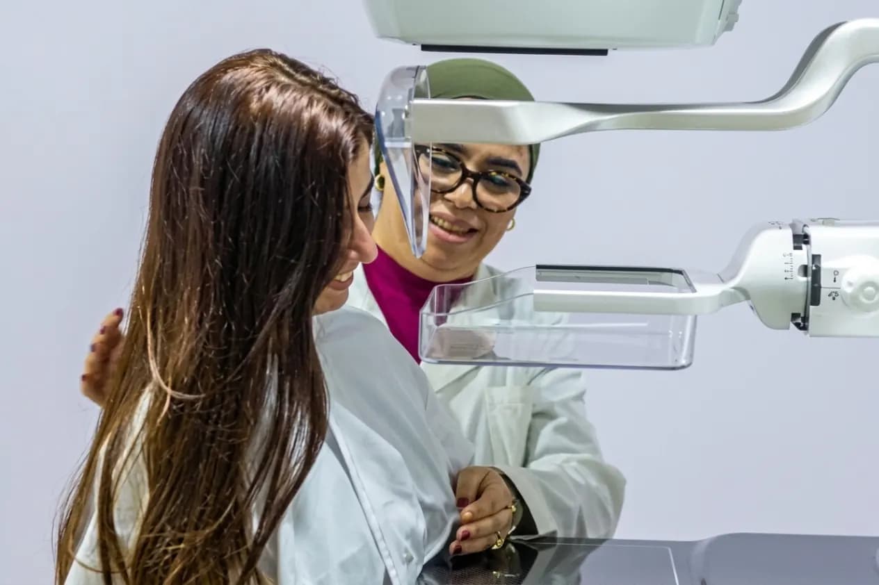 Manipulatrice accompagnant une patiente pour une mammographie avec tomosynthèse 3D, Centre Anfa Radiologie, Casablanca