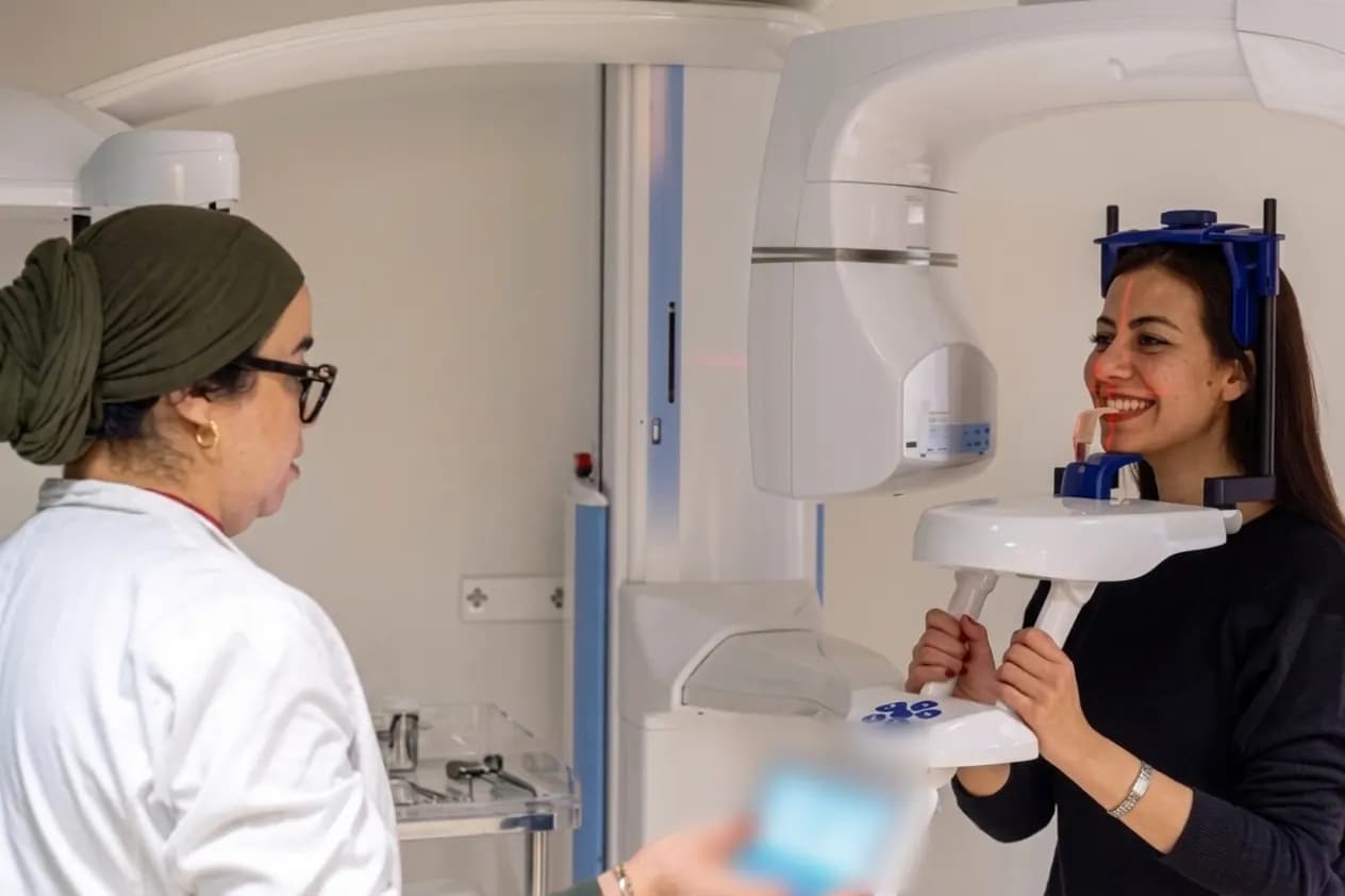 Manipulatrice et patiente installée pour un examen au cone beam Planmeca, Centre Anfa Radiologie, Casablanca