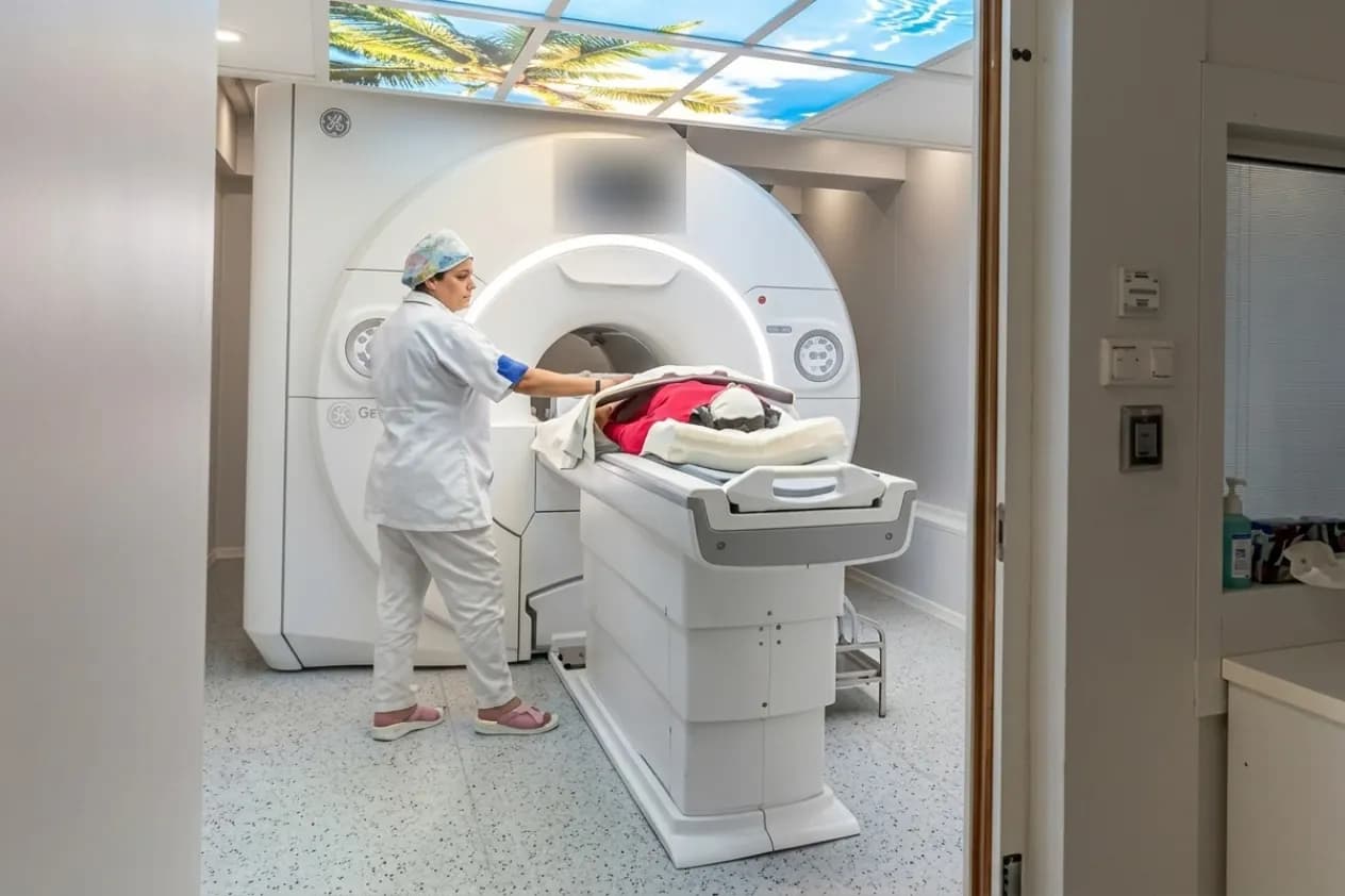 Manipulatrice installant une personne sur la table de l'IRM GE SIGNA Prime 1,5 T, Centre Anfa Radiologie, Casablanca